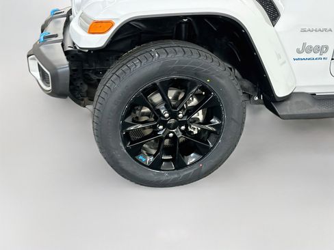 Used 2023 Jeep Wrangler Unlimited Sahara AWD/4WD image 11