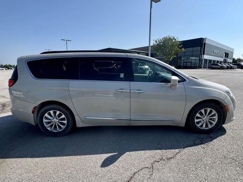 Used 2017 Chrysler Pacifica Touring-L FWD image 6