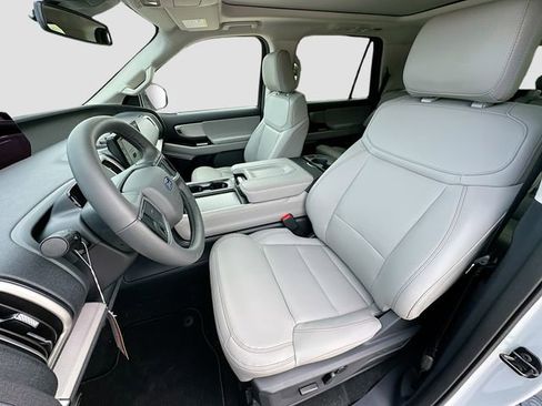 New 2025 Ford Expedition Active image 15