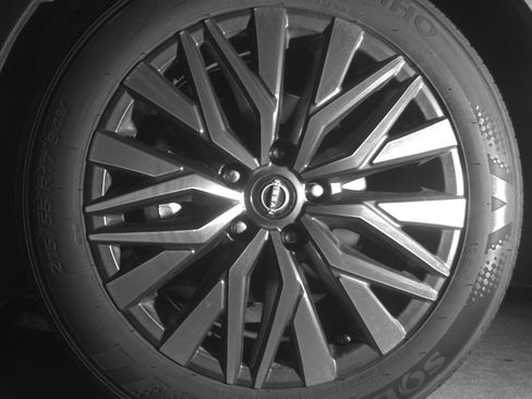 Used 2025 Nissan Altima 2.5 SV FWD image 12