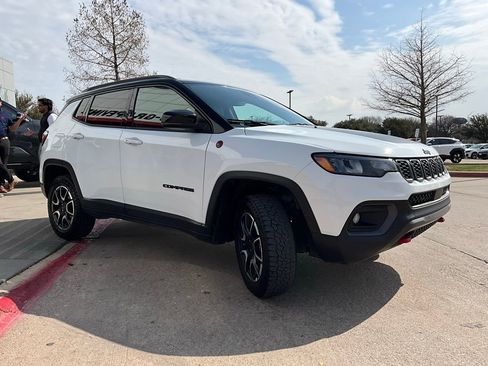 Used 2025 Jeep Compass Trailhawk image 4