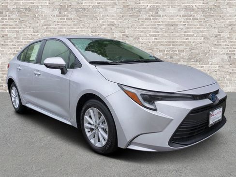Used 2025 Toyota Corolla LE w/ LE Premium Package FWD image 1
