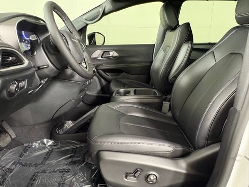 New 2026 Chrysler Pacifica Select FWD image 18