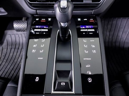 Used 2025 Porsche Macan image 18