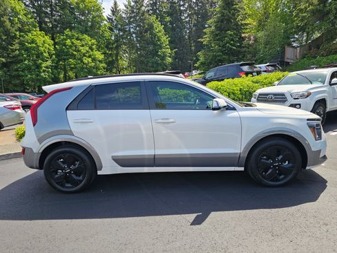 Used 2023 Kia Niro Wave FWD image 8