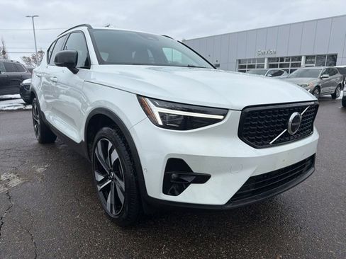 Used 2024 Volvo XC40 B5 Ultimate image 3