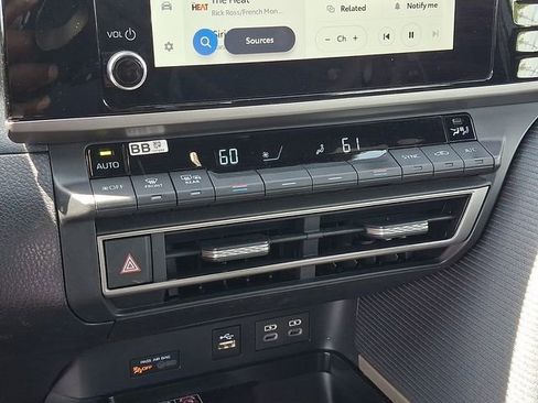 Used 2025 Toyota Camry SE FWD image 12