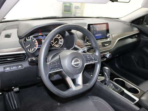 Used 2024 Nissan Altima 2.5 SV FWD image 17