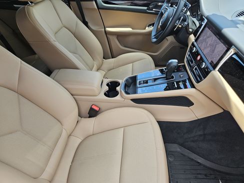 Certified 2026 Porsche Macan AWD/4WD image 15