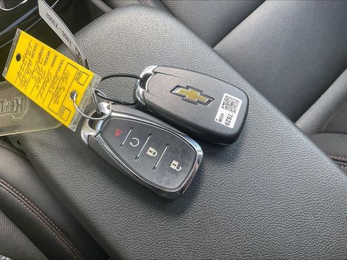 Used 2025 Chevrolet Trax RS w/ Sunroof Package FWD image 12