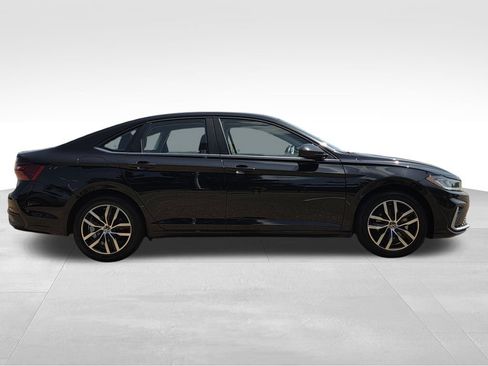 Used 2025 Volkswagen Jetta SE FWD image 5