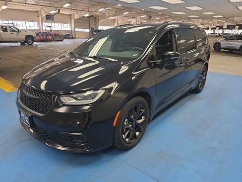 Used 2025 Chrysler Pacifica Limited FWD image 9