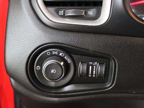 Used 2020 Jeep Renegade Latitude w/ Cold Weather Group AWD/4WD image 15