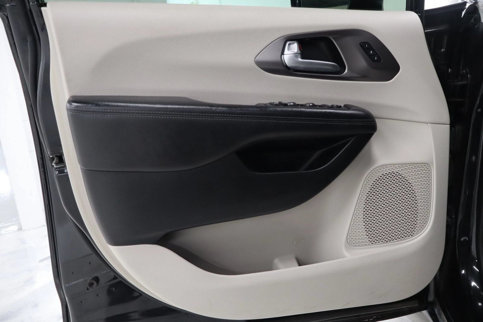 Used 2017 Chrysler Pacifica Limited w/ UConnect Theater Package FWD image 18