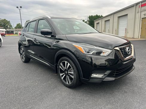 Used 2019 Nissan Kicks SR w/ SR Premium Package FWD image 3