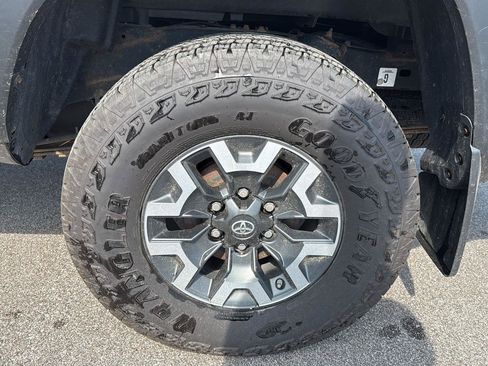 Used 2020 Toyota Tacoma TRD Off-Road AWD/4WD image 16