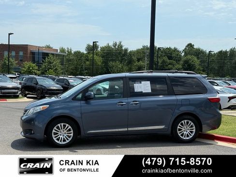 Used 2017 Toyota Sienna XLE w/ XLE Navigation Package FWD image 4