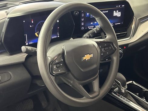 Used 2025 Chevrolet Trax LT FWD image 14