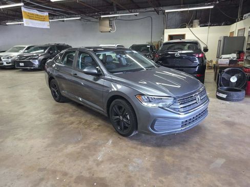 Used 2024 Volkswagen Jetta SE w/ Panoramic Sunroof Package FWD image 4