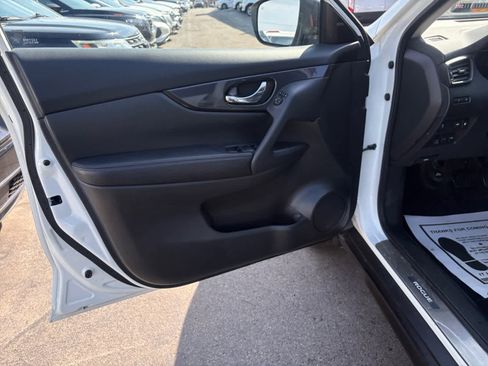 Used 2018 Nissan Rogue SV image 9