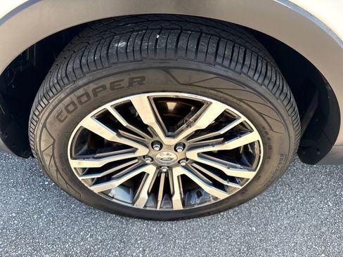 Used 2017 Ford Explorer Platinum image 13