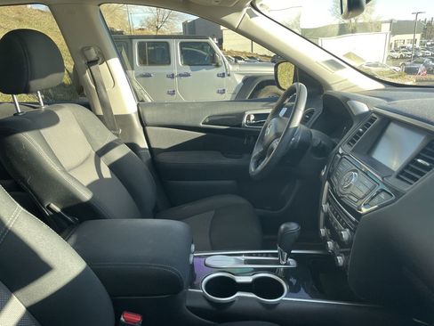 Used 2017 Nissan Pathfinder SV image 4
