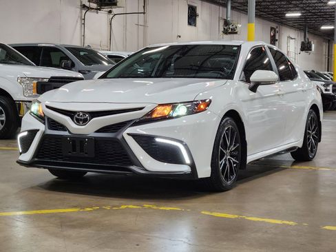 Used 2022 Toyota Camry SE image 4