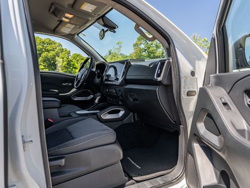 Used 2025 Nissan Frontier SV RWD image 11