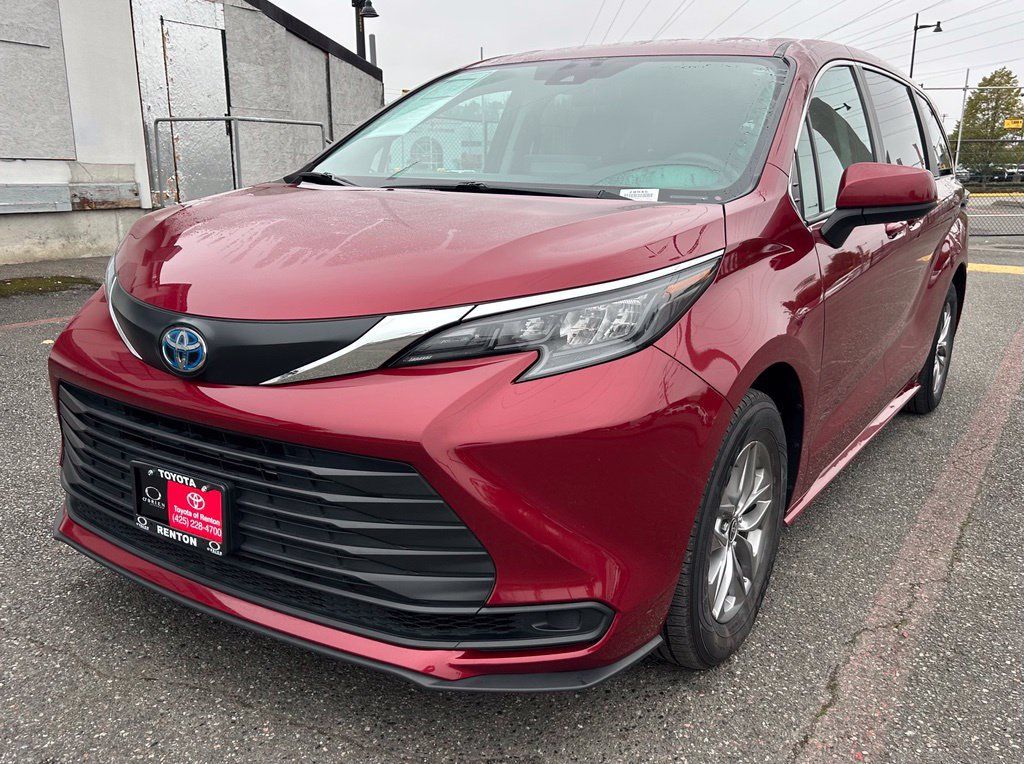 Certified 2024 Toyota Sienna LE AWD/4WD image 1