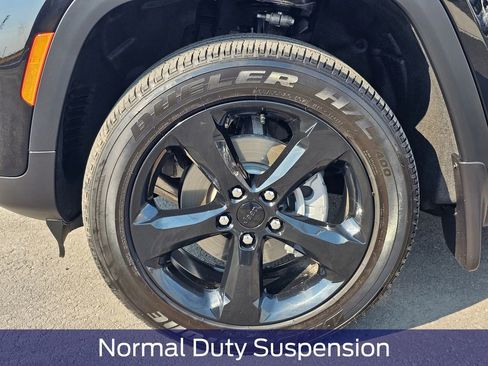 Used 2025 Jeep Grand Cherokee Altitude image 9