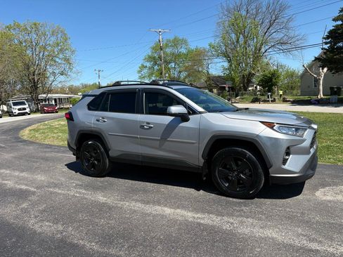 Used 2020 Toyota RAV4 XLE w/ Convenience Package FWD image 28