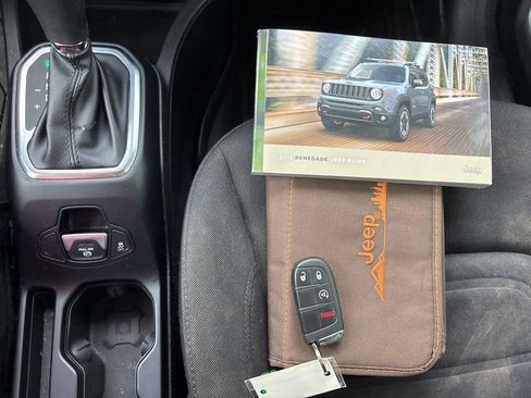 Used 2018 Jeep Renegade Latitude FWD image 18