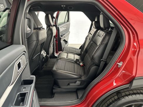Used 2025 Ford Explorer ST-Line w/ ST-Line Street Pack AWD/4WD image 23