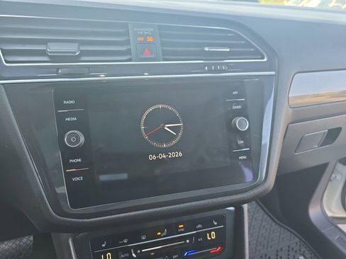 Used 2023 Volkswagen Tiguan SE w/ Panoramic Sunroof Package FWD image 9
