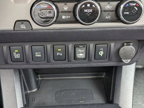 Used 2017 Toyota Tacoma TRD Off-Road w/ Premium & Technology Package image 24