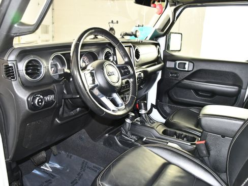 Used 2021 Jeep Gladiator Overland AWD/4WD image 2