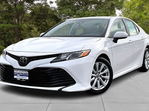 Used 2020 Toyota Camry LE image 3