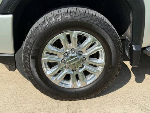 Used 2022 GMC Sierra 3500 Denali w/ Technology Package AWD/4WD image 9