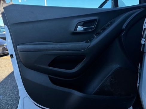 Used 2022 Chevrolet Trax LT w/ Driver Confidence Package image 11