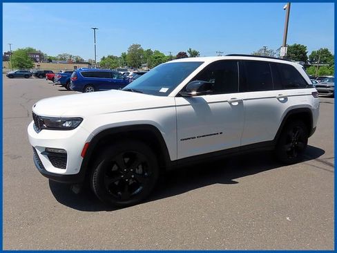Used 2023 Jeep Grand Cherokee Limited w/ Luxury Tech Group II AWD/4WD image 3