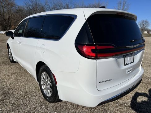 Used 2025 Chrysler Pacifica Select image 3