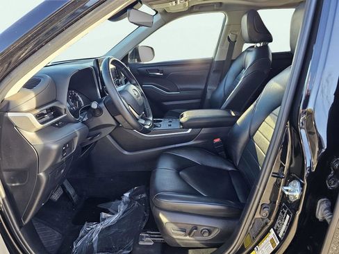 Used 2023 Toyota Highlander XLE image 17