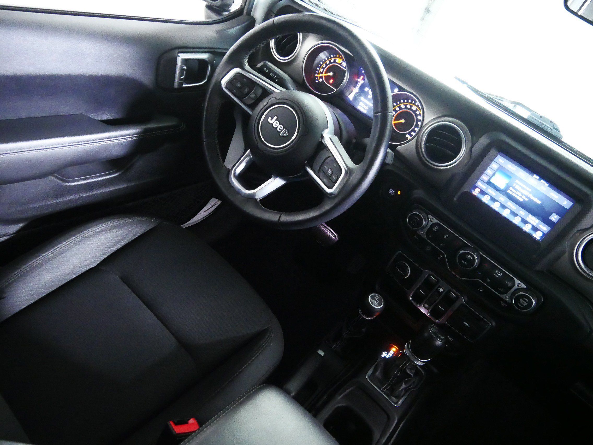 Used 2018 Jeep Wrangler Unlimited Sahara AWD/4WD image 9