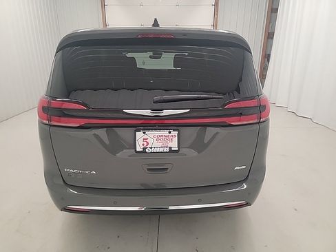 New 2025 Chrysler Pacifica Select image 4