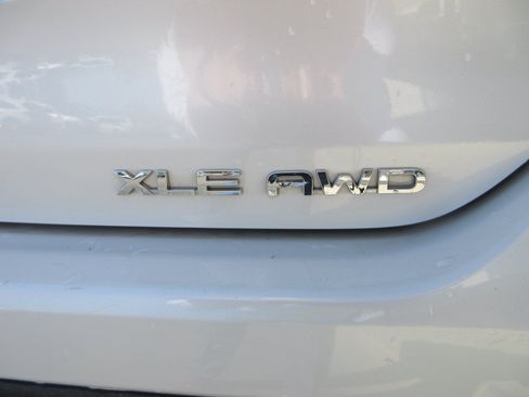 Used 2023 Toyota Highlander XLE AWD/4WD image 9