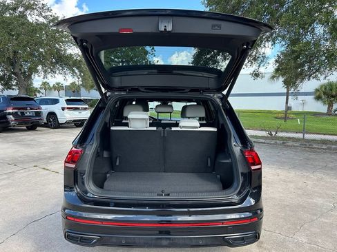 Certified 2022 Volkswagen Tiguan SE R-Line FWD image 32