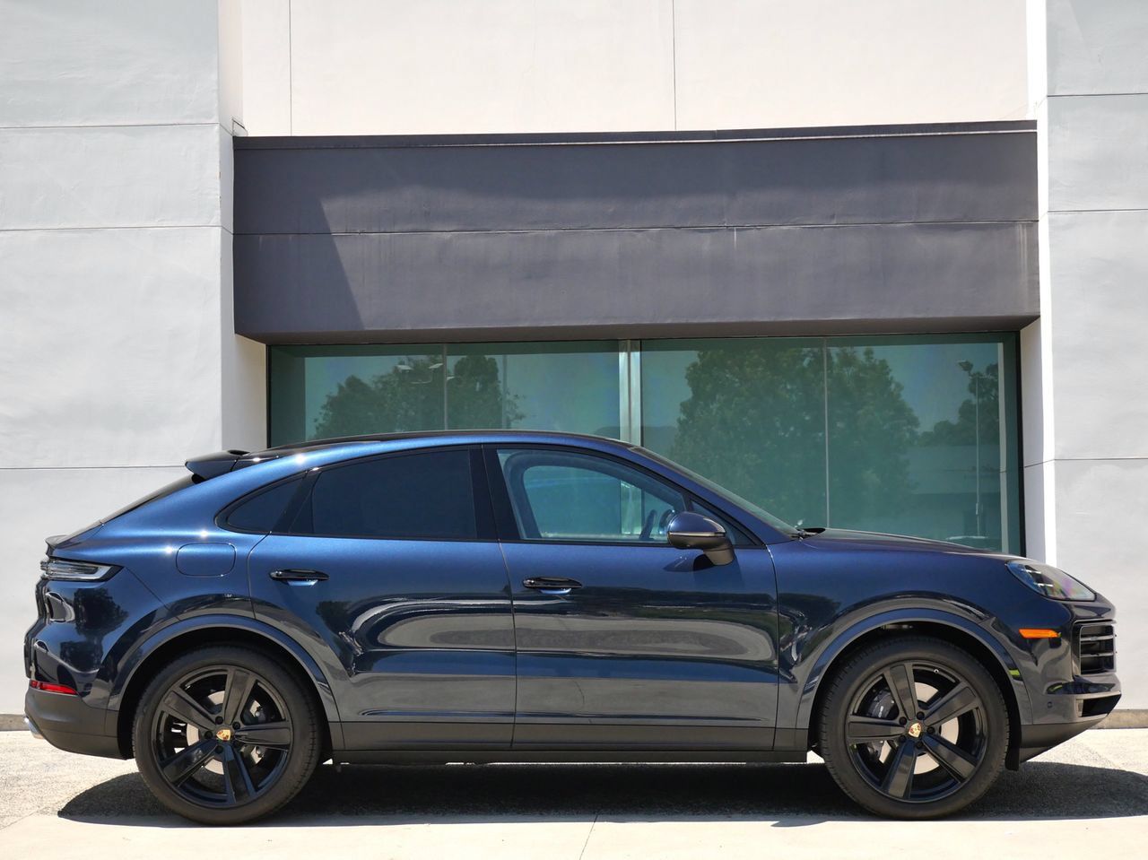 Used 2024 Porsche Cayenne Coupe AWD/4WD image 4