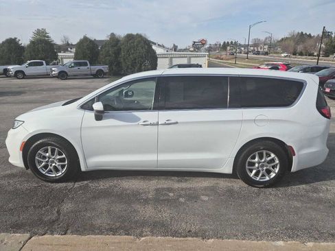 Used 2023 Chrysler Pacifica Touring-L image 2