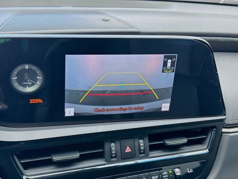 Used 2023 Lexus ES 300h w/ Premium Package image 21