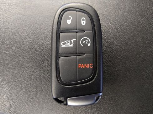 Used 2019 Jeep Cherokee Trailhawk image 32